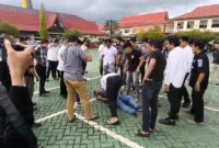 PRIA NGAMUK - Seorang pria diamankan sejumlah anggota saat mengamuk di halaman Mapolresta Banjarmasin, Senin (30/3/2026) siang 
