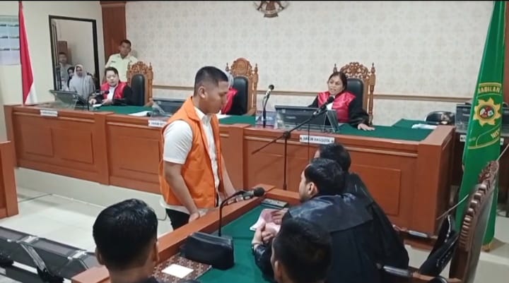 Muhammad Selli saat berkonsultasi dengan tim penasehat hukum usai mendengarkan dakwaan jaksa. (foto: Istimewa)