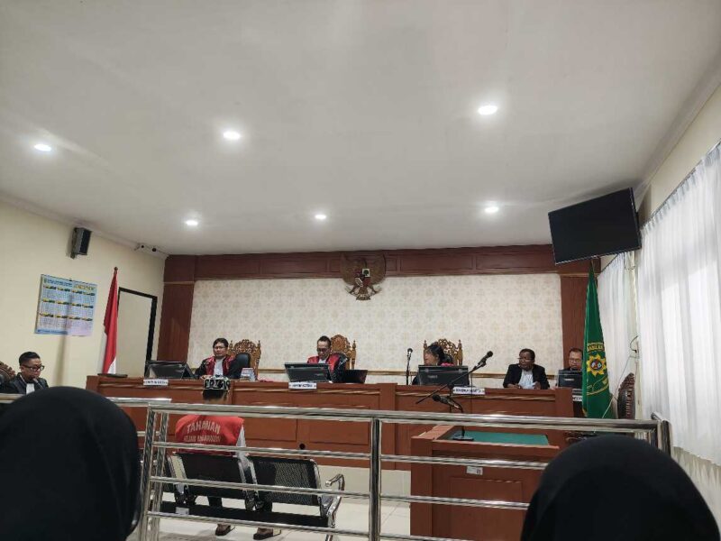 Terdakwa Andre Saputra saat menjalani sidang perdana pembacaan dakwaan di Pengadilan Negeri Banjarmasin. (Foto: Mercy)
