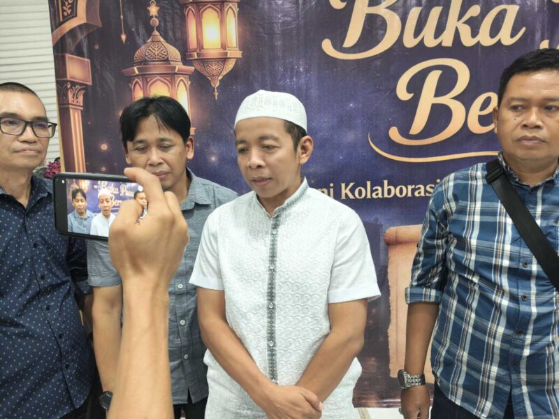 H Isnan Fulanto (Baju Koko peci putih tengah) diwawancarai wartawan usai buka puasa bersama guru guru nya dulu dan teman alumnus SMPN 2 Tamban Kabupaten Barito Kuala (Foto Mercy )
