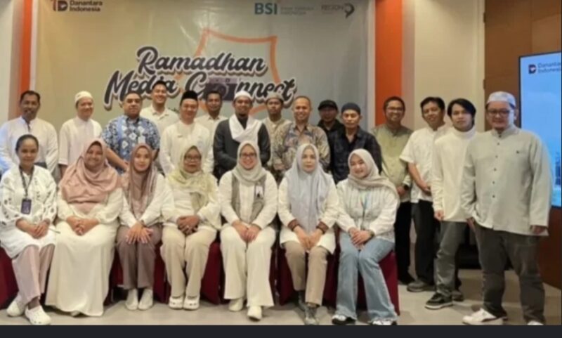 Jajaran Bank Syariah Indonesia (BSI) Regional Office IX Kalimantan foto bersama usai buka bersama awak media dan anak-anak yatim dalam kegiatan Ramadan Media Connect bertajuk “Merakit Kolaborasi Menguatkan Narasi” di TreePark Hotel Banjarmasin, Rabu (4/3/2026) (Foto Istimewa)