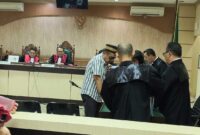 Terdakwa berkonsultasi dengan kuasa hukum nya usai sidang di Pengadilan Negeri Tipikor Banjarmasin ( Foto Mercy)