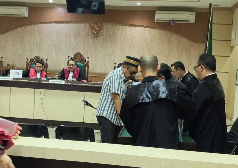 Terdakwa berkonsultasi dengan kuasa hukum nya usai sidang di Pengadilan Negeri Tipikor Banjarmasin ( Foto Mercy)