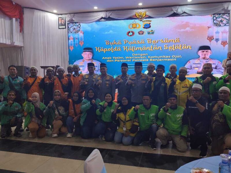 Kapolda Kalsel Irjen Pol Rosyanto Yudha  Hermawan dan Wakapolda, Irwasda dan Kapolresta Banjarmasin, Kombes Pol Cuncun Kurniadi foto bersama komunitas ojek online (Foto Istimewa)
