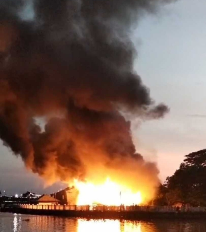 Kobaran api melahap rumah warga di bantaran Sungai Martapura dekat Pasar Ujung Murung, Kelurahan Kertak Baru Ulu, Banjarmasin Tengah, saat waktu berbuka puasa, Jumat (13/3/2026) . (foto: istimewa)