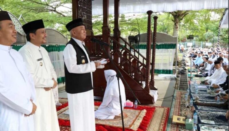 Gubernur Kalimantan Selatan H Muhidin didampingi Wakil Gubernur H Hasnuryadi Sulaiman, Sekretaris Daerah Kalsel Muhammad Syarifuddin usai melaksanakan Shalat Idulfitri di Masjid Raya Sabilal Muhtadin Banjarmasin, Sabtu (21/3/2026) (Foto Adpim)