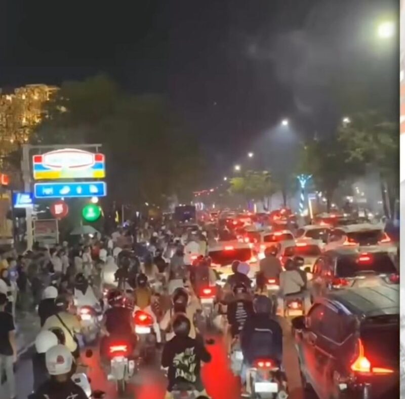 MALAM TAKBIRAN – Suasana arus kendaraan memadati kawasan Jalan Lambung Mangkurat hingga Jenderal Sudirman dan Siring KM 0 Banjarmasin saat malam takbiran Idul Fitri 1447 H, Jumat (20/3/2026). (foto: tangkapan layar/istimewa)