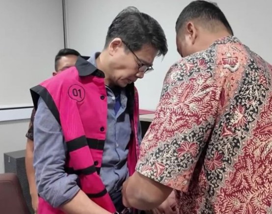 Samin Tan saat mengenakan rompi tahanan usai ditetapkan sebagai tersangka oleh Kejaksaan Agung dalam kasus dugaan korupsi tambang di Kabupaten Murung Raya.(Foto Istimewa)