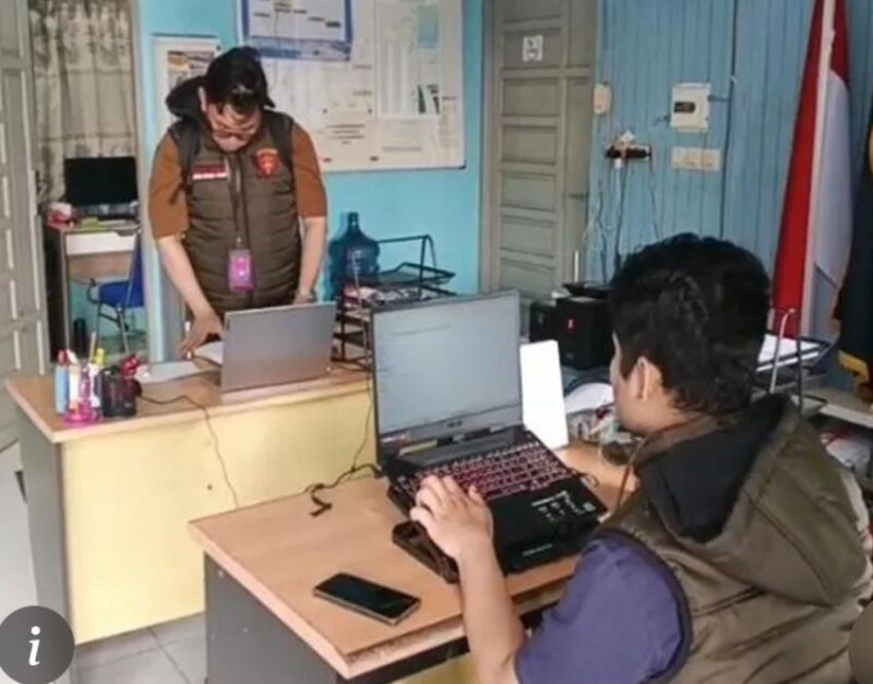 Petugas Kejaksaan Agung melakukan pemeriksaan dan pengamanan barang bukti dalam penggeledahan terkait kasus dugaan korupsi pertambangan (,Foto Istimewa).