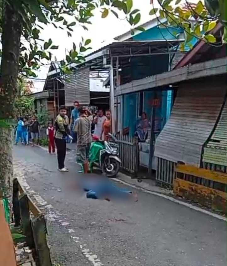 BERSIMBAH DARAH - Pria ditemukan terkapar bersimbah darah usai ditimpas di Jalan Belitung Darat dekat Kelurahan Kuin Cerucuk Banjarmasin, Selasa (31/3/2026) siang. (foto: istimewa)
