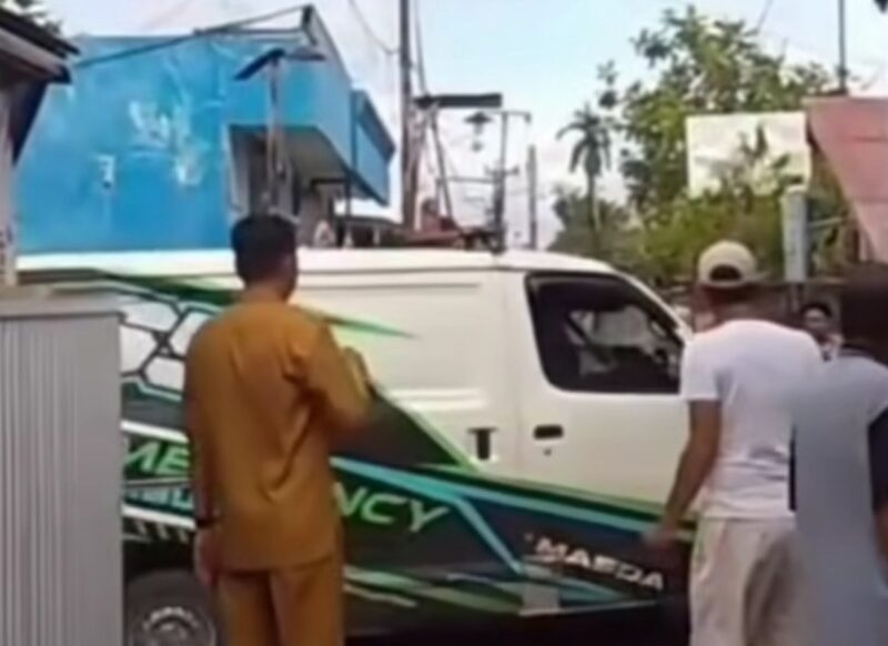 BERSIMBAH DARAH - Korban  usai ditimpas di Jalan Belitung Darat dekat Kelurahan Kuin Cerucuk Banjarmasin dibawa mobil Ambulans ke Rumah Sakit Selasa (31/3/2026) pagi. (foto: istimewa)