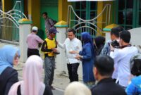 Sekda Ikhsan Bagikan Ratusan Takjil di Jalanan Menjelang Berbuka Puasa
