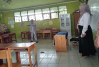 Anggota DPRD Kota Banjarmasin Saut Nathan Samosir Mengunjungi SDN Sungai Lulut 3 Didampingi Kepala SDN Sungai Lulut 3 Huda Ahmadi