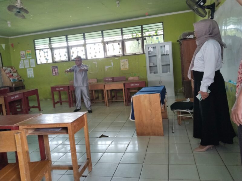 Anggota DPRD Kota Banjarmasin Saut Nathan Samosir Mengunjungi SDN Sungai Lulut 3 Didampingi Kepala SDN Sungai Lulut 3 Huda Ahmadi