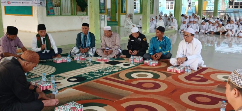 Ketua DPRD Murung Raya Rumiadi menghadiri kegiatan buka puasa bersama insan pers di Masjid Al-Ikhlas Puruk Cahu, Jumat (13/3/2026). (foto: Maya)