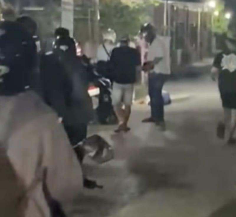 KORBAN PERKELAHIAN - Warga Pekapuran Raya berdatangan ke Gang Seroja, Banjarmasin Timur ke TKP korban tewas bersimbah darah berinisial MG (23) Senin (16/3/2026) malam (foto:istimewa)