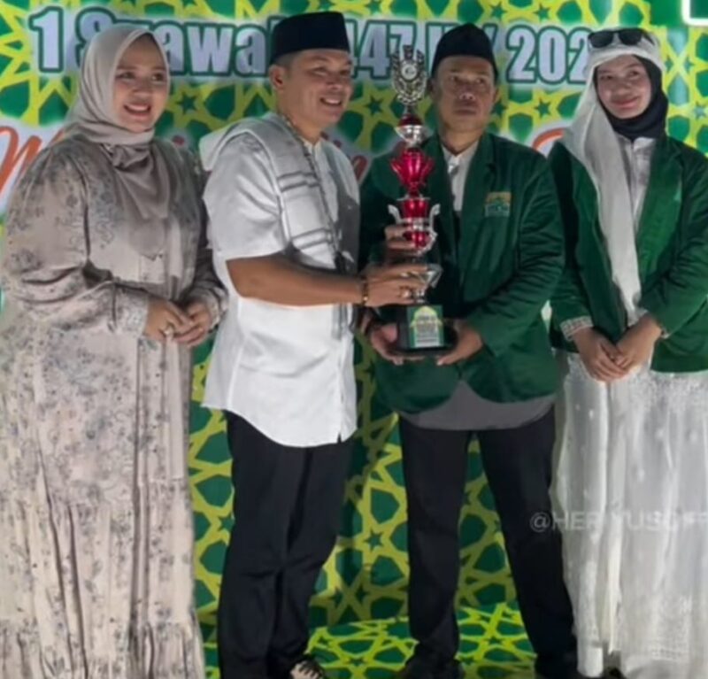 Wakil Ketua I DPRD Mura Dina Maulidah bersama Wabup Mura Rahmanto Muhiddin saat memberikan piala kepada pemenang lomba (foto: istimewa)