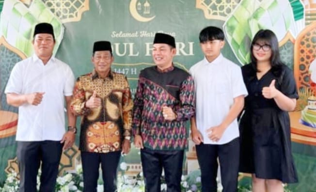 Ketua Komisi II DPRD Mura Bebie (baju putih) bersama Bupati Mura Heriyus dan Wabup Mura Rahmanto Muhiddin foto bersama (foto: istimewa)