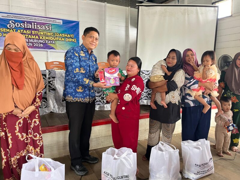 Kepala Dinas P3A DALDUKKB Mura Firman Prihatin,S.K.M., M.M., saat menyerahkan bantuan GENTING di aula kantor desa Juking Pajang (foto :istimewa)
