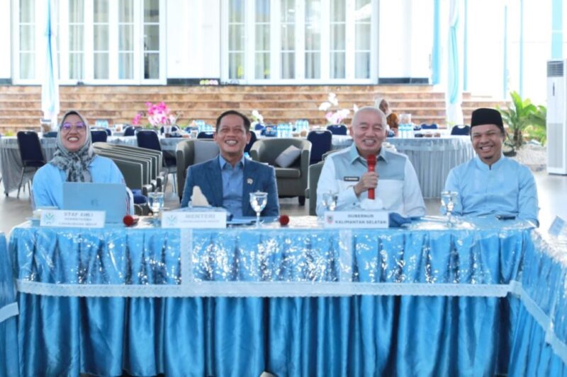 Gubernur Kalsel Haji Muhidin bersama Menteri Lingkungan Hidup dan Kepala Badan Pengendalian Lingkungan Hidup RI, Dr Hanif Faisol Nurofiq SHut MP (foto:adpim)
