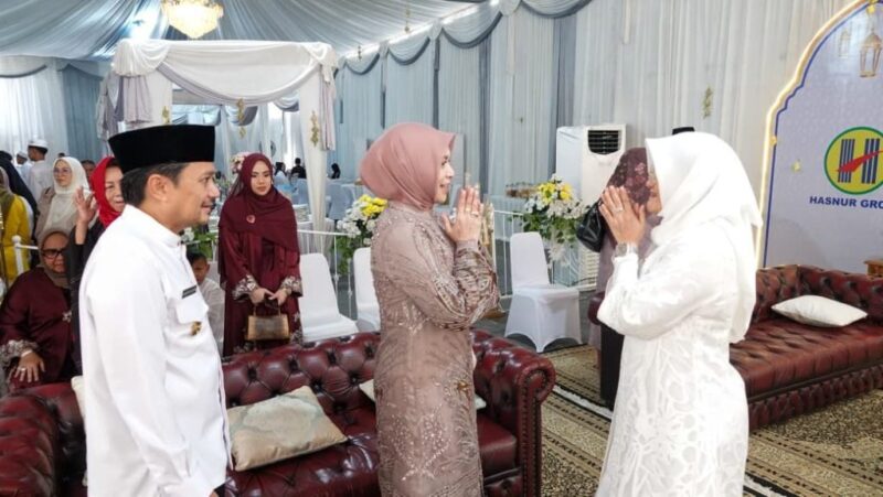 Wakil Gubernur Kalimantan Selatan Hasnuryadi Sulaiman didampingi istri, Ketua BKOW Hj Ellyana Trisya Hasnuryadi menerima para tamu dalam silaturahmi hari kedua lebaran Idul Fitri 2 Syawal 1447 Hijriah (foto:adpim)