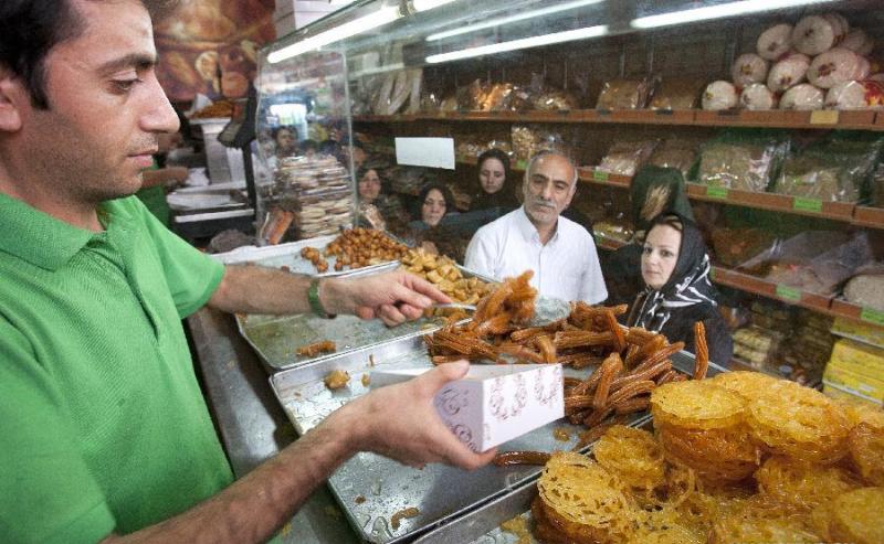 Keluarga berbelanja jajanan khas Iran saat Ramadan