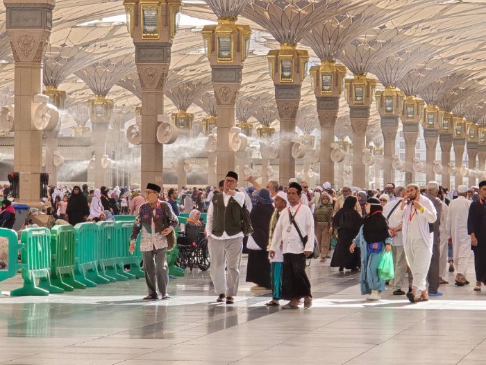 Jemaah Berada di Masjid Nabawi Madinah
