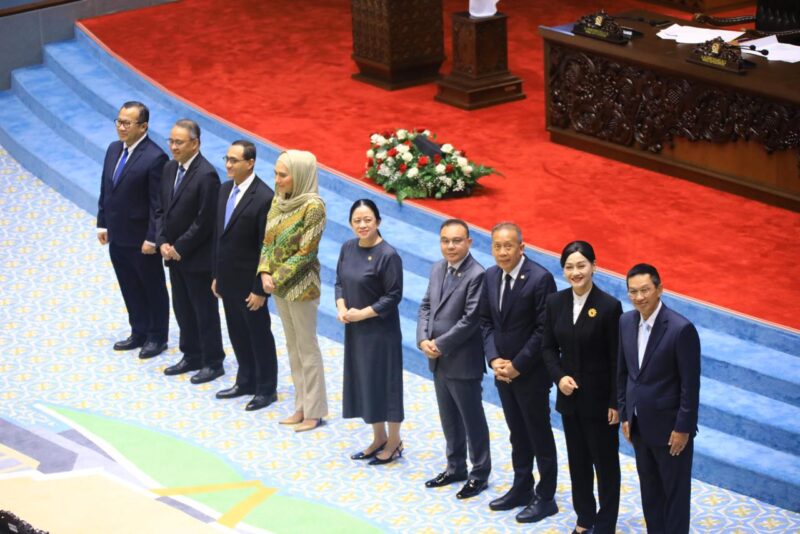 Tampak Lima Anggota Dewan Komisioner OJK Bersama Puan Maharani (Ketua DPR RI/PDIP) Saan Mustapa (Wakil Ketua DPR RI/NasDem), Prof Sufmi Dasco Ahmad (Wakil Ketua DPR RI/Gerindra), Cucun Ahmad Syamsurijal (Wakil Ketua DPR RI/PKB), dan Sari Yuliati (Wakil Ketua DPR RI/Golkar)