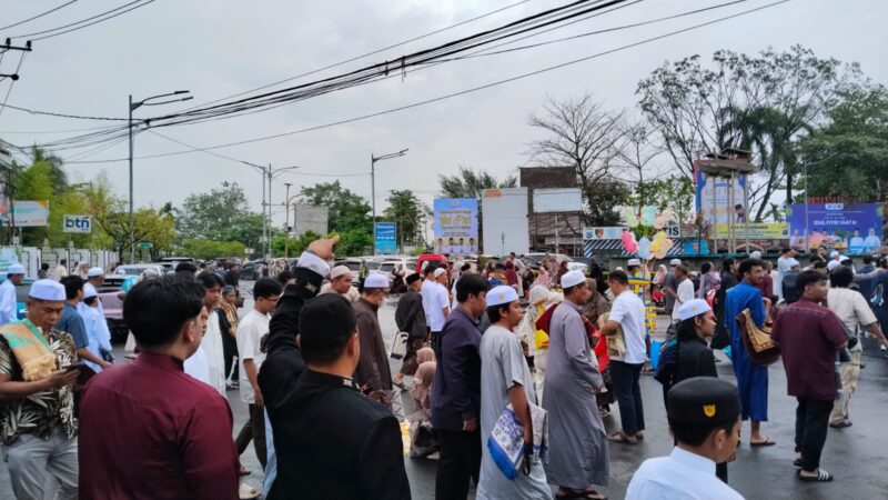 Warga Shalat Idul Fitri pada Jumat 20 Maret 2026 (pagi) Memenuhi Bundaran Kayu Tangi Banjarmasin, Kalsel