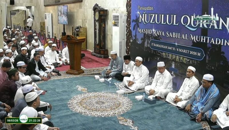 Pelaksanaan Salat Isya dan Tarawih berjamaah sekaligus peringatan Nuzulul Quran di Masjid Raya Sabilal Muhtadin, Banjarmasin (foto:adpim)