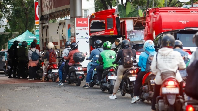 Antri Pengisian BBM di SPBU