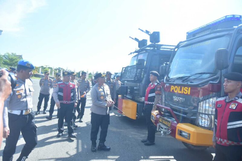 CEK RANMOR DINAS - Kapolda Kalsel Irjen Pol Dr. Rosyanto Yudha Hermawan melakukan pengecekan kendaraan dinas, termasuk rantis dan mobil operasional personel saat apel kesiapan, Rabu (1/4/2026). (foto: istimewa)
