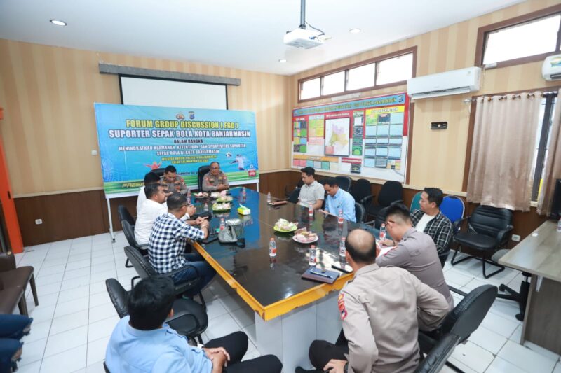  GELAR FGD – Kabag Ops Polresta Banjarmasin saat memimpin FGD jelang laga Barito Putra vs PSS Sleman, Senin (6/4/2026). (foto: istimewa)