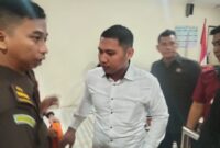 Selli saat akan meninggalkan ruang sidang PN Banjarmasin usai mendengarkan keterangan beberapa orang saksi (Foto Istimewa)
