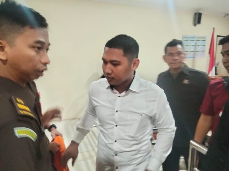 Selli saat akan meninggalkan ruang sidang PN Banjarmasin usai mendengarkan keterangan beberapa orang saksi (Foto Istimewa)
