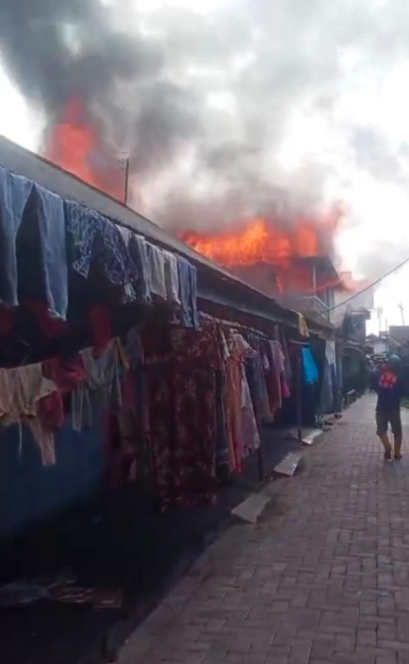 KEBAKARAN RUMAH – Api berkobar di Gang Tepian Kali Barito 2 dekat Depot Pertamina, Kelurahan Banjarmasin Barat, Kamis (9/4/2026) pagi. (foto:istimewa)