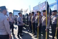 APEL KESIAPSIAGAAN – Kapolda Kalsel Irjen Pol Rosyanto Yudha Hermawan mengecek kesiapan personel dan peralatan saat apel gelar kesiapsiagaan Karhutla dan Dalmas di Lapangan Ditlantas Polda Kalsel, Banjarbaru, Selasa (14/4/2026). (foto: istimewa)