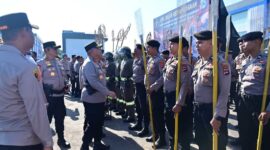 APEL KESIAPSIAGAAN – Kapolda Kalsel Irjen Pol Rosyanto Yudha Hermawan mengecek kesiapan personel dan peralatan saat apel gelar kesiapsiagaan Karhutla dan Dalmas di Lapangan Ditlantas Polda Kalsel, Banjarbaru, Selasa (14/4/2026). (foto: istimewa)