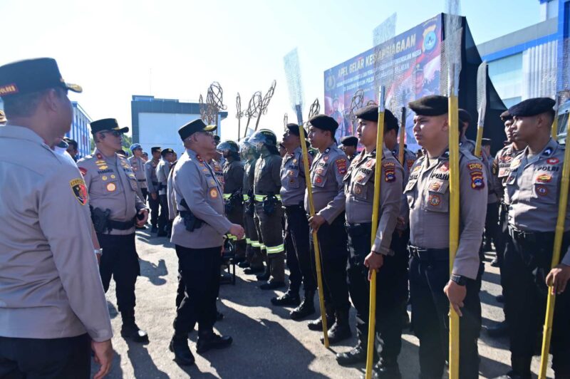 APEL KESIAPSIAGAAN – Kapolda Kalsel Irjen Pol Rosyanto Yudha Hermawan mengecek kesiapan personel dan peralatan saat apel gelar kesiapsiagaan Karhutla dan Dalmas di Lapangan Ditlantas Polda Kalsel, Banjarbaru, Selasa (14/4/2026). (foto: istimewa)