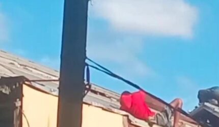 Detik-Detik Tukang Bangunan Kesetrum di Atap Rumah Viral di Banjarmasin