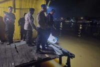 PENCARIAN KORBAN - Bocah yang tenggelam di Sungai Martapura, kawasan Kampung Sasirangan Permai Jalan Seberang Mesjid, Kecamatan Banjarmasin Tengah, masih dalam pencarian oleh relawan dan Sat Polairud, Sabtu (18/4/2026) malam. (foto:istimewa)