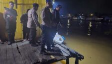 PENCARIAN KORBAN - Bocah yang tenggelam di Sungai Martapura, kawasan Kampung Sasirangan Permai Jalan Seberang Mesjid, Kecamatan Banjarmasin Tengah, masih dalam pencarian oleh relawan dan Sat Polairud, Sabtu (18/4/2026) malam. (foto:istimewa)