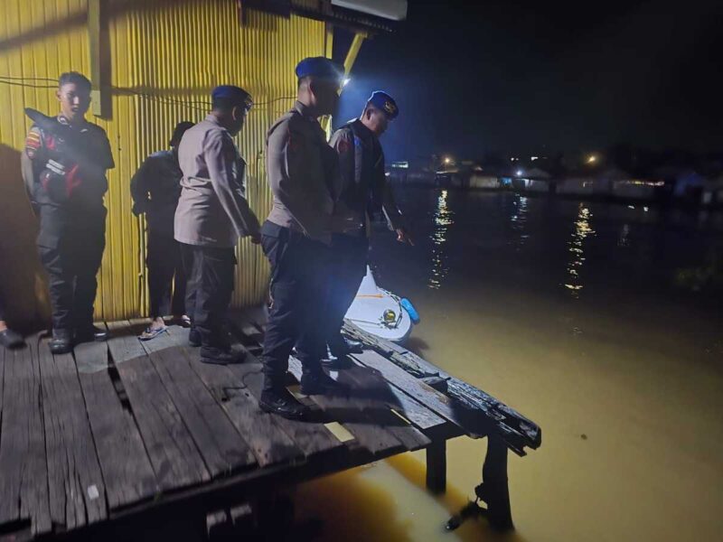 PENCARIAN KORBAN - Bocah yang tenggelam di Sungai Martapura, kawasan Kampung Sasirangan Permai Jalan Seberang Mesjid, Kecamatan Banjarmasin Tengah, masih dalam pencarian oleh relawan dan Sat Polairud, Sabtu (18/4/2026) malam. (foto:istimewa)