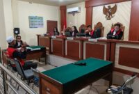 Reza Tikus, terdakwa kasus penganiayaan yang menyebabkan korban meninggal dunia, saat mendengarkan tuntutan jaksa (Foto Istimewa)