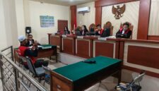 Reza Tikus, terdakwa kasus penganiayaan yang menyebabkan korban meninggal dunia, saat mendengarkan tuntutan jaksa (Foto Istimewa)