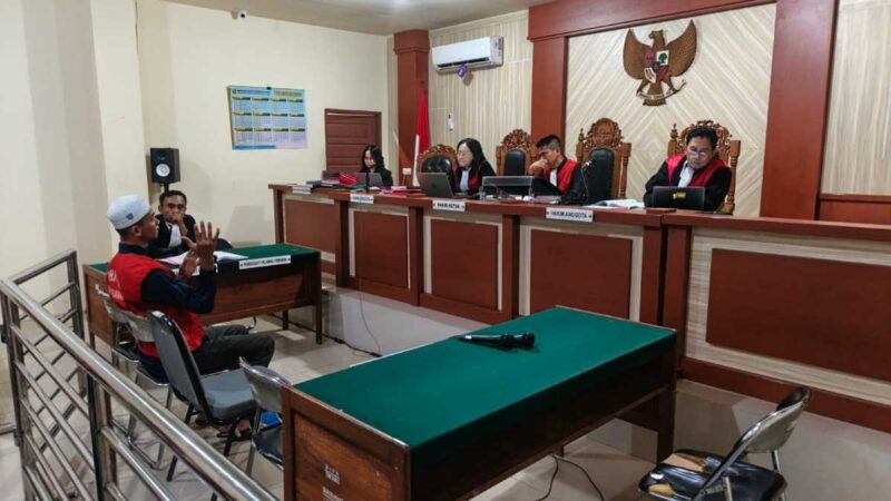 Reza Tikus, terdakwa kasus penganiayaan yang menyebabkan korban meninggal dunia, saat mendengarkan tuntutan jaksa (Foto Istimewa)