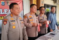 UNGKAP NARKOTIKA - Plh Kapolresta Banjarmasin, Kombes Pol Timbul Rein Krisman Siregar bersama jajaran dalam press release ungkap kasus narkotika jajaran Polsek Utara, Kamis (23/4/2026) siang. (foto Istimewa)
