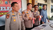 UNGKAP NARKOTIKA - Plh Kapolresta Banjarmasin, Kombes Pol Timbul Rein Krisman Siregar bersama jajaran dalam press release ungkap kasus narkotika jajaran Polsek Utara, Kamis (23/4/2026) siang. (foto Istimewa)
