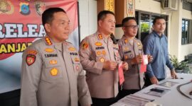 UNGKAP NARKOTIKA - Plh Kapolresta Banjarmasin, Kombes Pol Timbul Rein Krisman Siregar bersama jajaran dalam press release ungkap kasus narkotika jajaran Polsek Utara, Kamis (23/4/2026) siang. (foto Istimewa)
