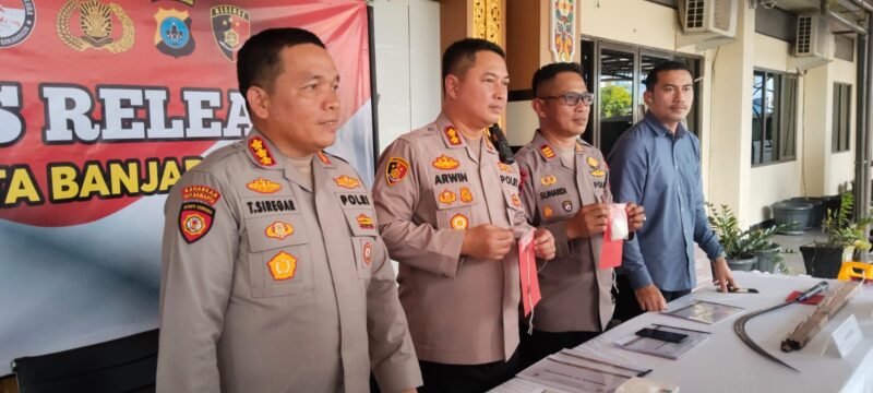 UNGKAP NARKOTIKA - Plh Kapolresta Banjarmasin, Kombes Pol Timbul Rein Krisman Siregar bersama jajaran dalam press release ungkap kasus narkotika jajaran Polsek Utara, Kamis (23/4/2026) siang. (foto Istimewa)
